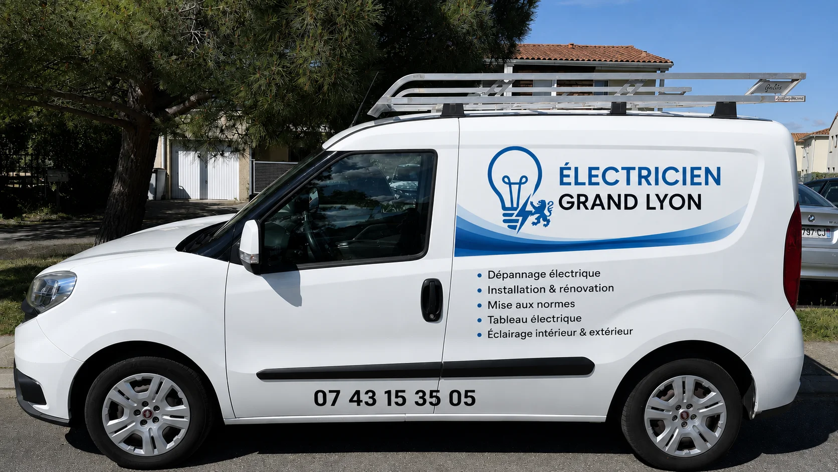 Équipe d'Électricien Grand Lyon devant leur véhicule d'intervention à Lyon
